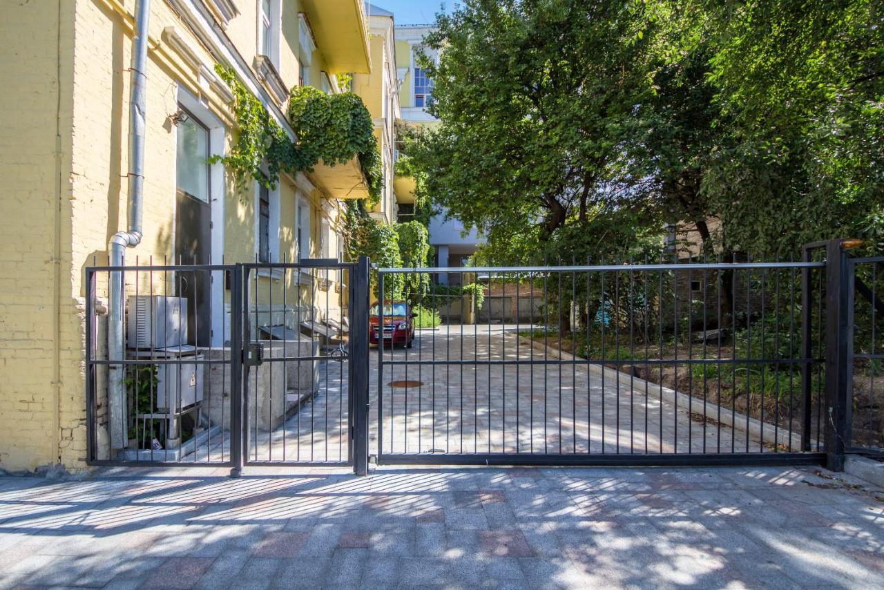 Self Check-In Apartments Near Landscape Alley Kyiv Exterior photo